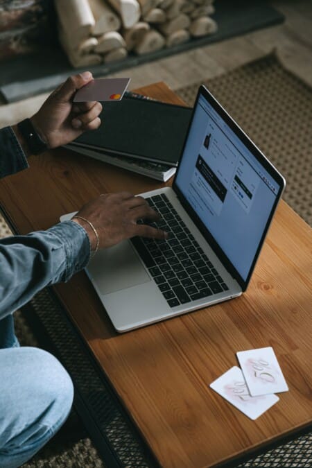Persona trabajando con un portátil para monetizar su web con Google AdSense