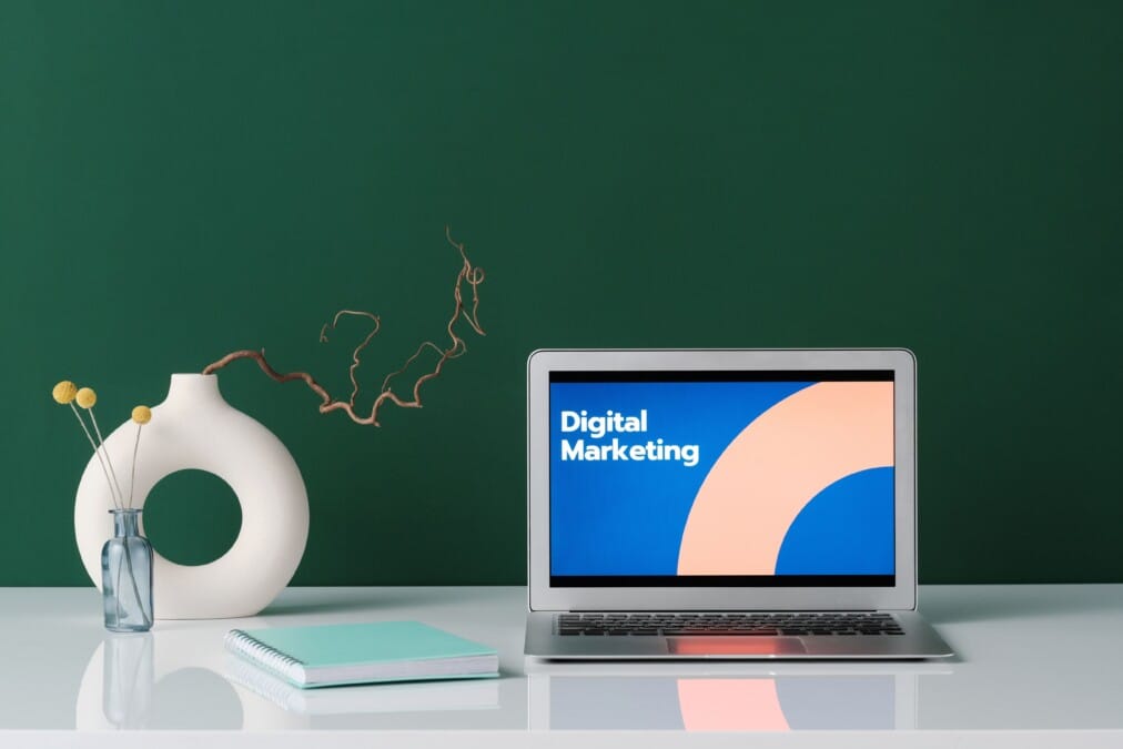 Persona usando un portátil para gestionar anuncios con Google AdSense