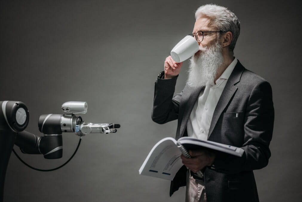 Robot representando los mitos y realidades de la inteligencia artificial