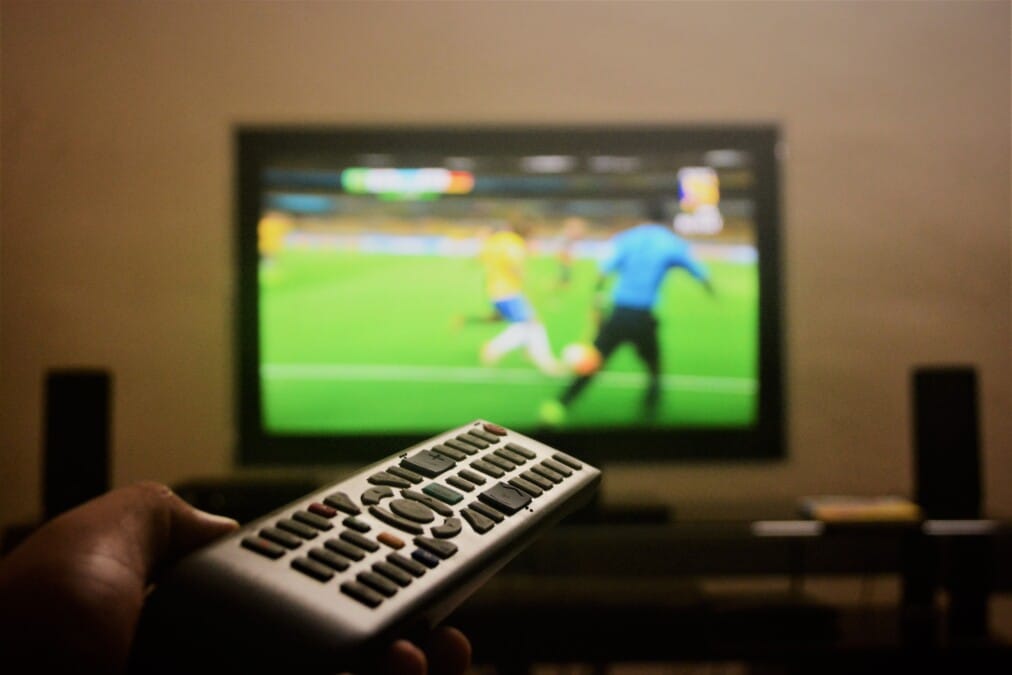 Persona viendo streaming de fútbol en el ordenador por internet